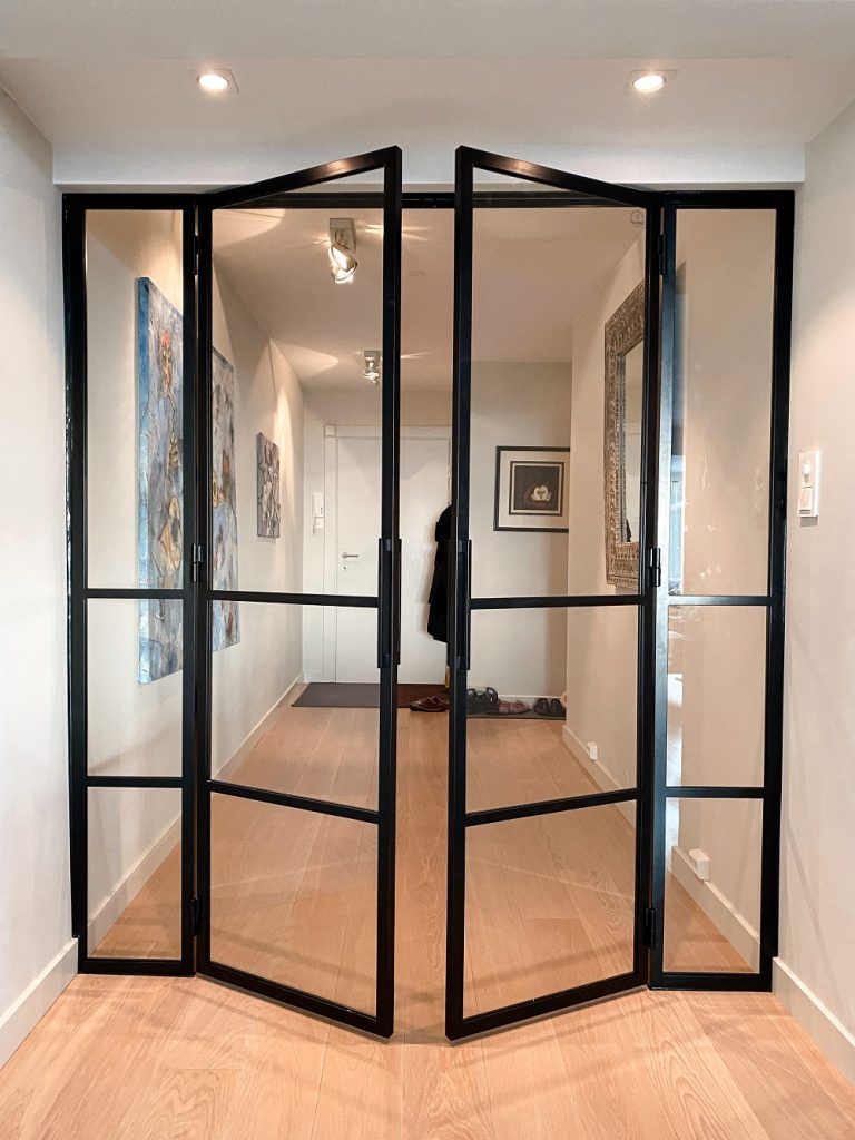 dvivėrės stiklo-metalo durys