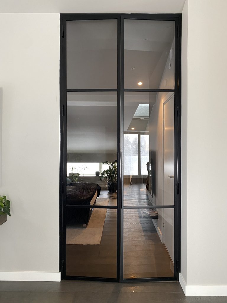 dvivėrės durys su pilkai tonuotu stiklu