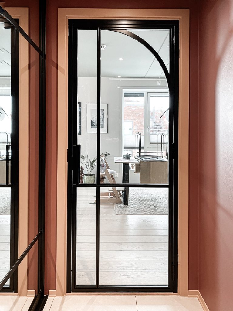 stiklinės durys su juodais lenktais plieno profiliais namuose