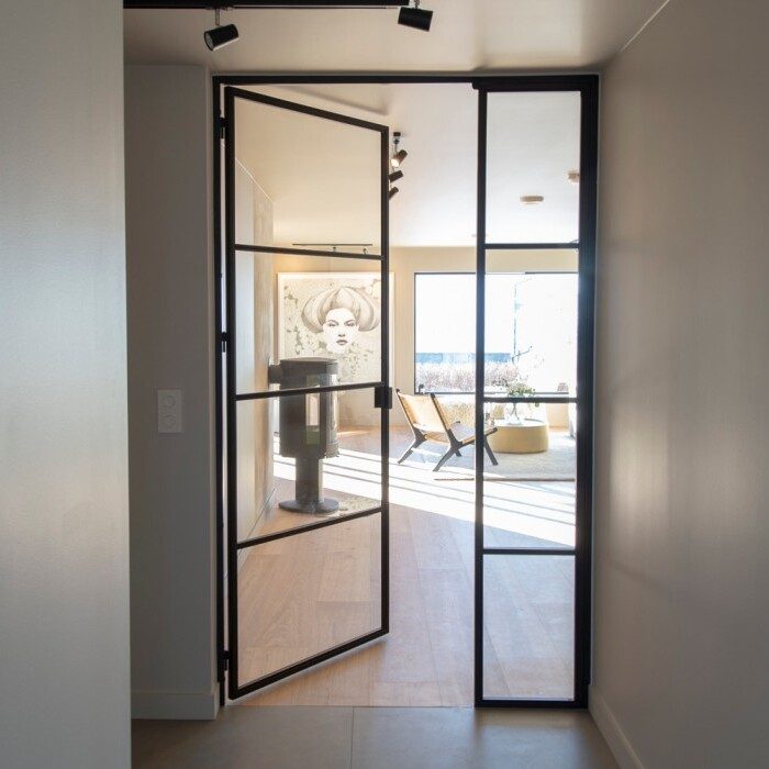 Enkeltdør med sidefelt kan forstørre plassen i minimalistisk hjem