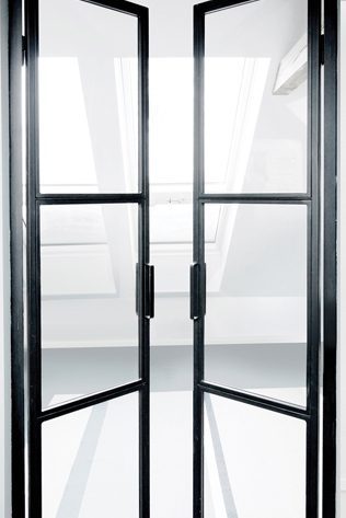 Dvivėrės-metalines-durys-su-stiklu-dvivėrės-stiklines-durys-metalo-ir-stiklo-durys-industrinės-durys-juodos-durys-dvigubos-stiklo-durys