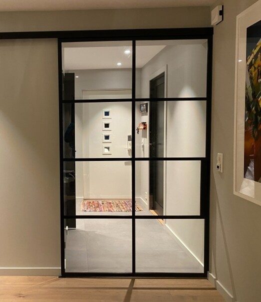 Stumdomos-durys-industrinio-stiliaus-slankiojančios-durys-modernios-stiklinės-durys-stumdomos-durys-su-stiklu-ir-metalu-metalinės-stiklinės-stumdomos-durys (2)