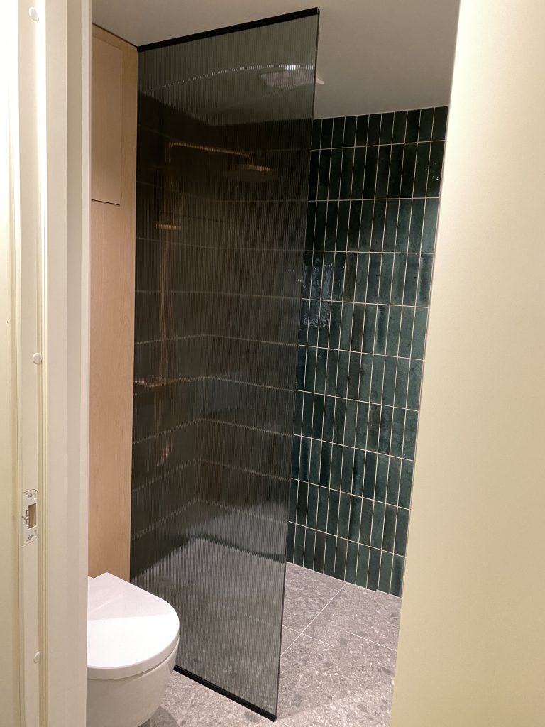 Dušo-pertvara-dušo-sienelė-dušo-kabina-dušo-durys-stiklinės-dušo-durys-industrinio-stiliaus-dušas