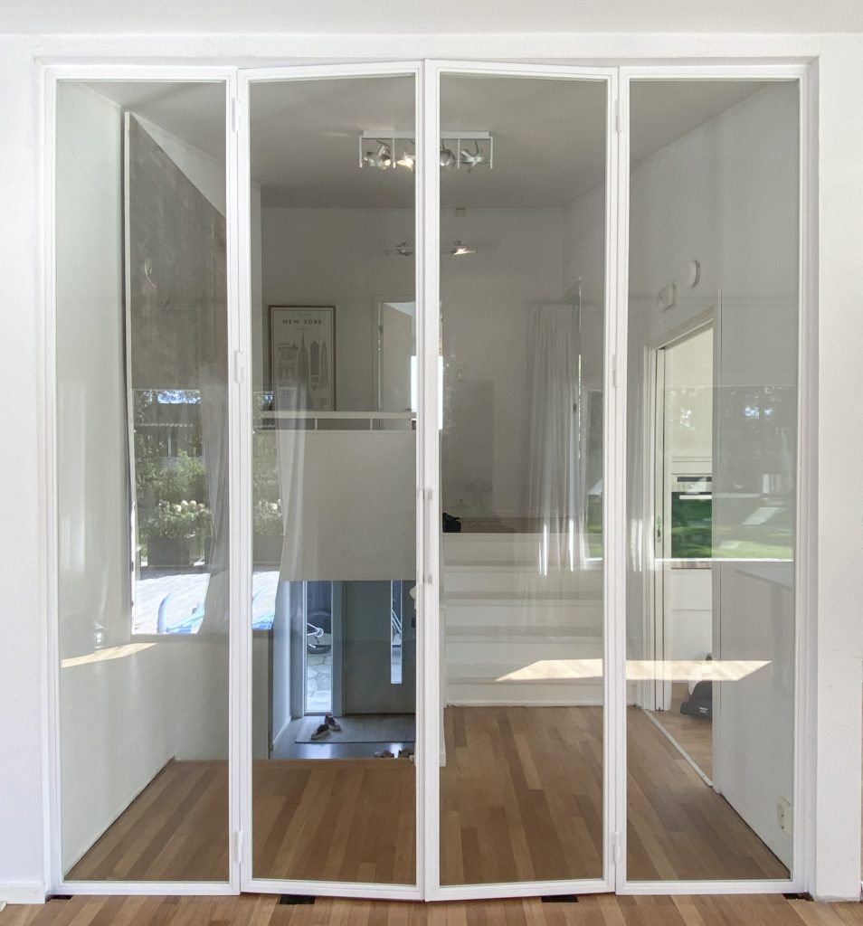 Baltos metalinės stiklinės durys