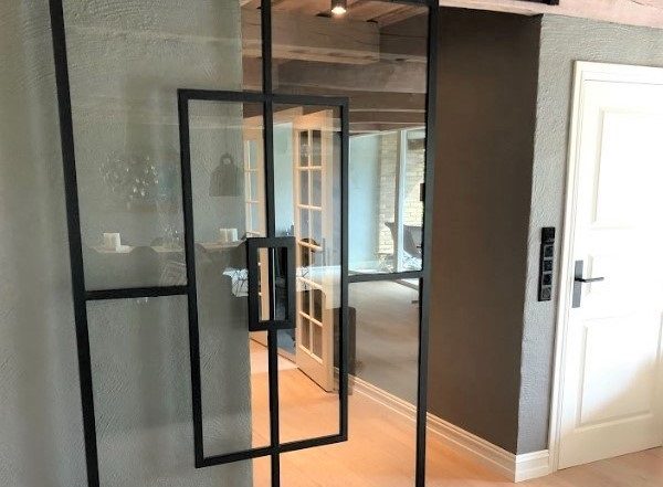 kaimiško-stiliaus-metalo-stiklo-durys-stumdomos-stiklinės-durys-su-juodais-metaliniais-rėmeliais
