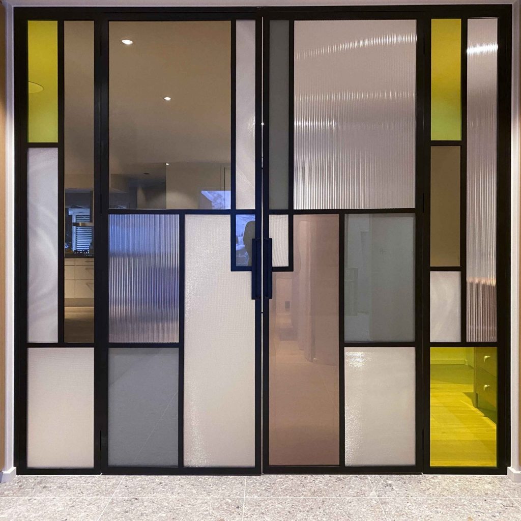 Stiklinės-durys-metalo-stiklo-durys-su-raštuotu-ir-spalvotu-stiklu-spalvoto-stiklo-durys-mozaikos-stiliaus-durys-metalo-stiklo-durys