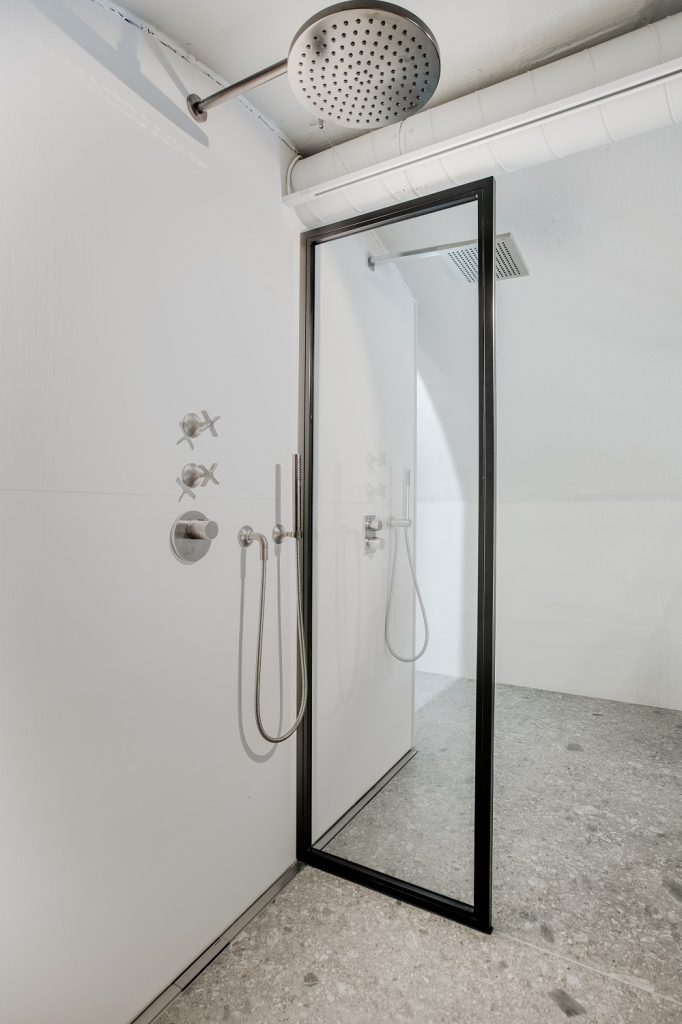 stiklinė dušo pertvara vonios kambaryje